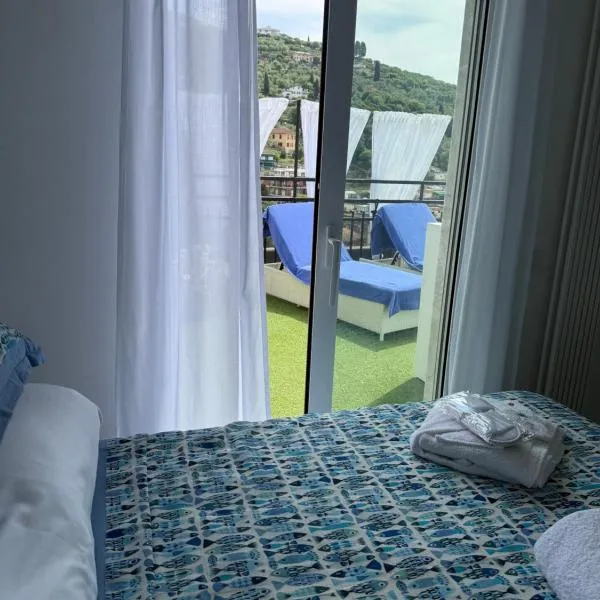 Appartamento Rapallo Sky Garden Maria Jose Liguria - Attico vista mare - Terraces - 2 bagni- 2 Camera da Letto - Box, Wi-fi, Idromassaggio Free inteiro Attico per Voi, con Ascensore，位于拉帕洛的酒店