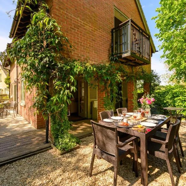 Cosy Cotswold Lodge by Your Home Here - SUMMER SALE for 3 PLUS NIGHTS - ideal for families with log-burner, spa, private parking, EV recharging and heated swimming pools, hotel v destinaci Ashton Keynes