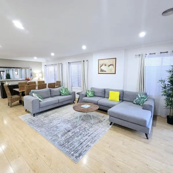 Spacious and stylish house, close to Metro, fully AC, hotel in Williams Landing