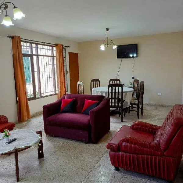 Acogedor departamento en casa zona estadio, hotel in Cochabamba