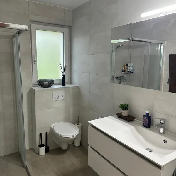 Grande chambre avec salle de bain privé, hotel v destinaci Châtel-Saint-Denis