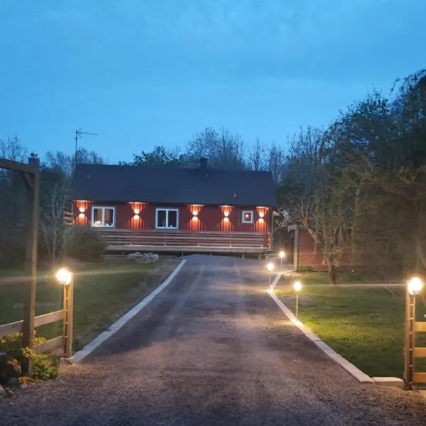 Peaceful space in the midst of forest, hótel í Näsum