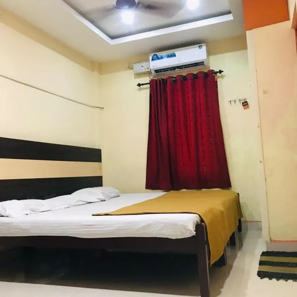 Crown Palace Tourist Home, готель у місті Ернакулам