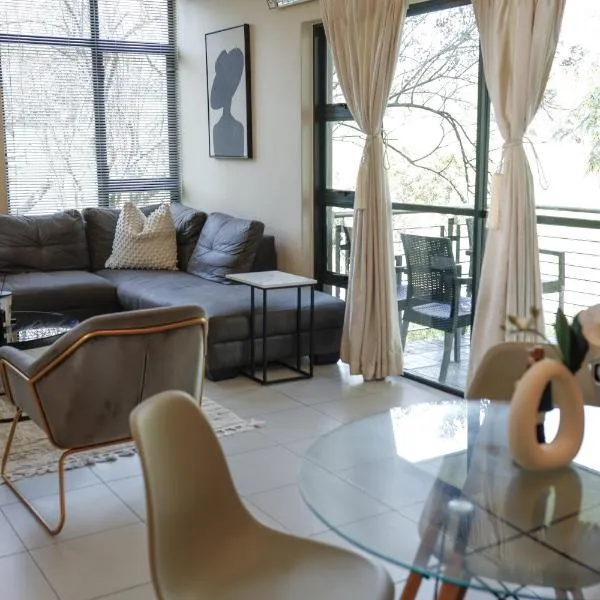 Self Checkin -Cozy & Stylish 2-Bedroom Apartment in Jackal Creek, hotel in Roodepoort