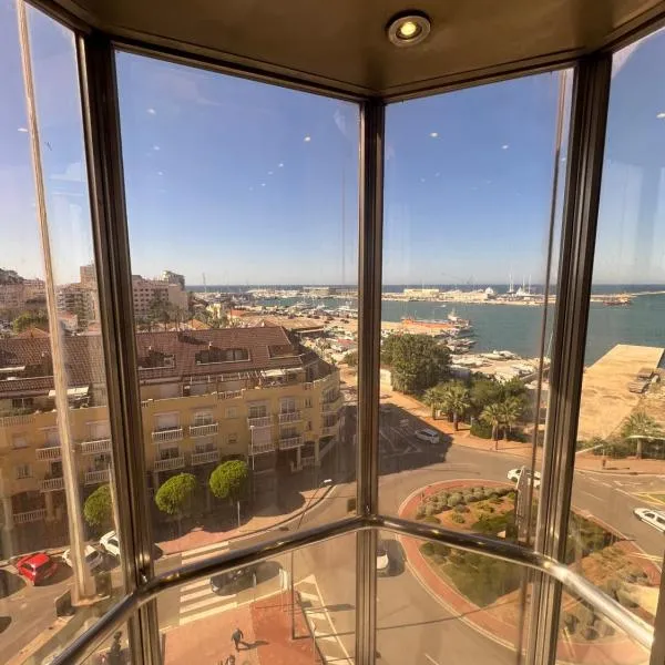 Piso frente al puerto de Denia, готель у місті Денія