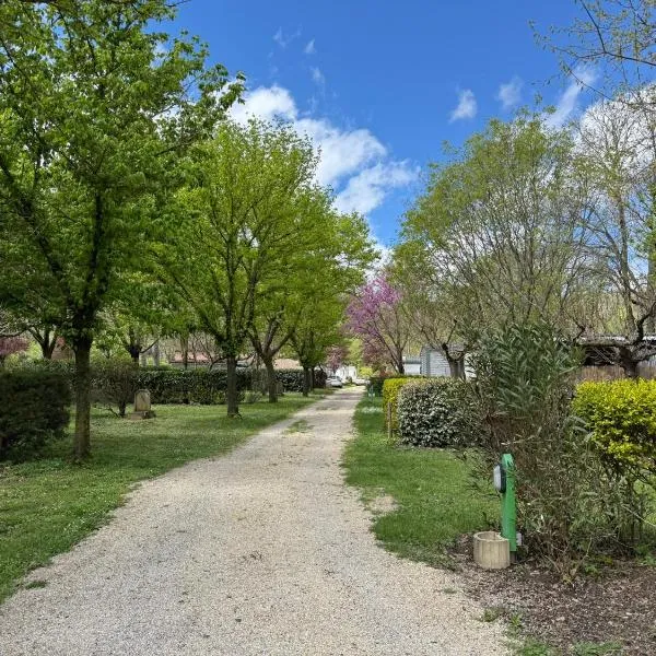 Camping Le Clocher de Neyran, hotel v destinaci Saint-Gervais-sur-Mare
