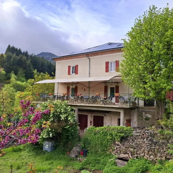 Auberge Arthéa – hotel w mieście Laviolle