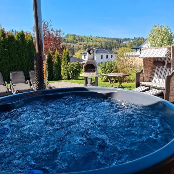 Holzhaus Zum Radekopf mit Whirlpool, hotel en Medebach