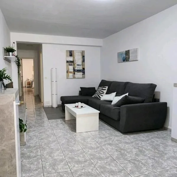 Fantastic Holiday Apartment โรงแรมในอาโรนา