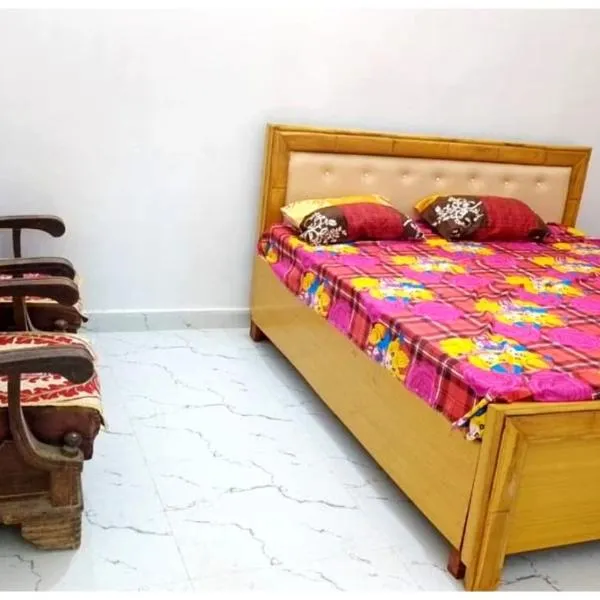 HOTEL SHREE MATE Near Shri Hanuman Garhi Mandir - Junction Railway Station - Fully Air Conditioned Room- A Top Rated Hotel, hotel v destinaci Ayodhya