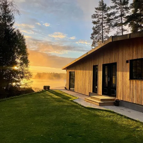 Luxury leisure villa - private beach, hotel em Jönköping