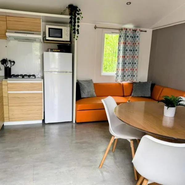 Modern 6P Tiny SolHouse 6 - Near Groningen, hotel in Kropswolde