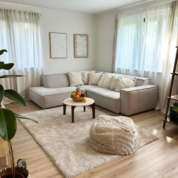 Stylische Designwohnung direkt am Schloss Bruchsal mit 80 m2, hotel in Bruchsal