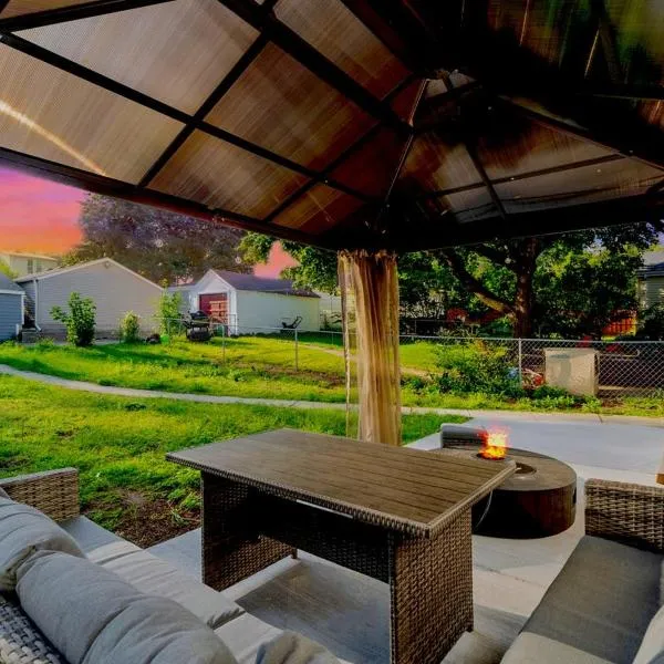 Movie Game Room & Fire Pit Luxury Spacious Home, ξενοδοχείο στη Μινεάπολη