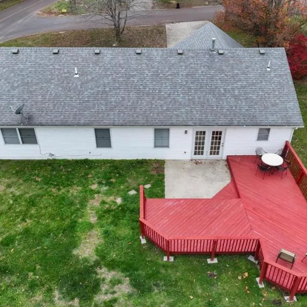 Cozy Retreat 3bdrm 2bath house with deck, Hotel in Columbia