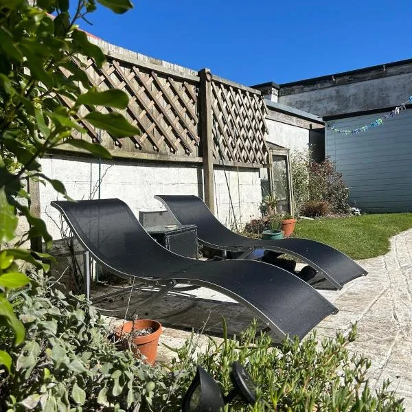 Palm Haven House - Luxury family-friendly Newquay surf house near Porth Beach perfect for walking, pets, exploring, khách sạn ở Newquay