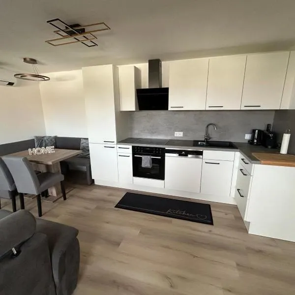 Apartment KARAWANKENBLICK im HERZEN von VILLACH mit Privatgarage, hotel in Villach