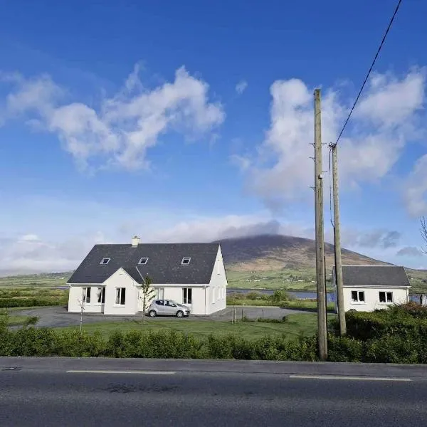 Villa Daffodil - Sleeps 2 & Stunning Seaside Views, hotel in Cahersiveen