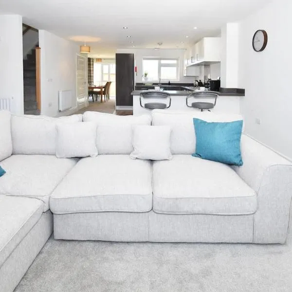 Regal House by True Stays - 3 Bedroom House in Stoke-on-Trent, hotel di Stoke on Trent