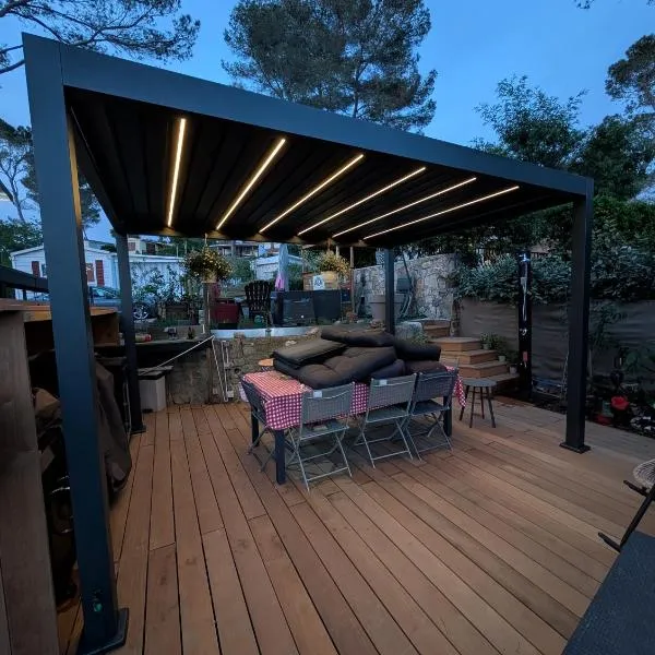 superbe mobil home, climatisé, ss vis a vis, au calme, dans super domaine, khách sạn ở Fréjus