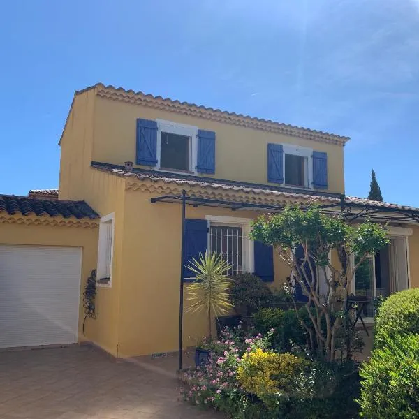 Villa provençale pour 4 adultes et 2 enfants, hotel in La Londe-les-Maures
