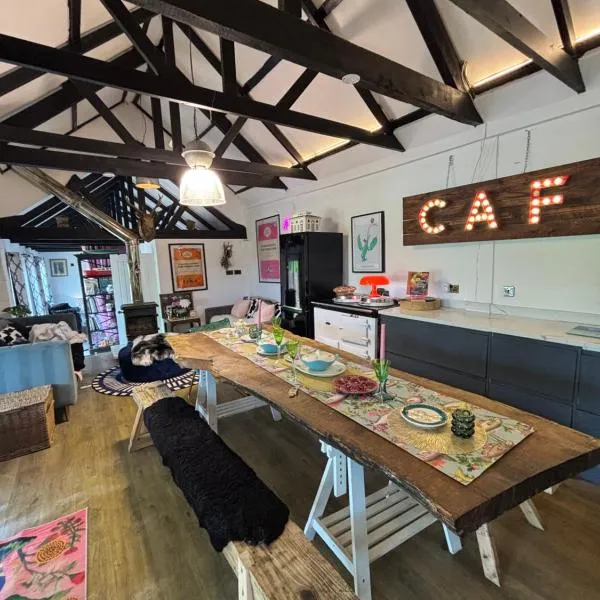 UNIQUE BARN FARM STAY RIVER View fireplace pet friendly firepit bbq, hotel v destinaci Hertford