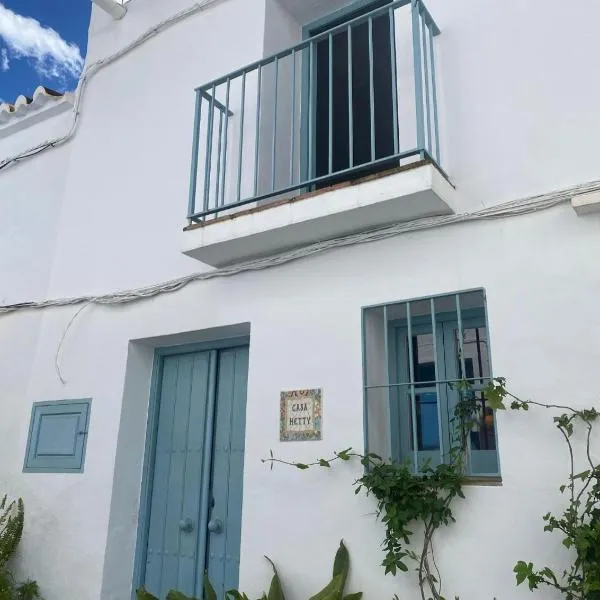 Village Town House with Sea Views and Roof Top Terrace, hotel in Frigiliana