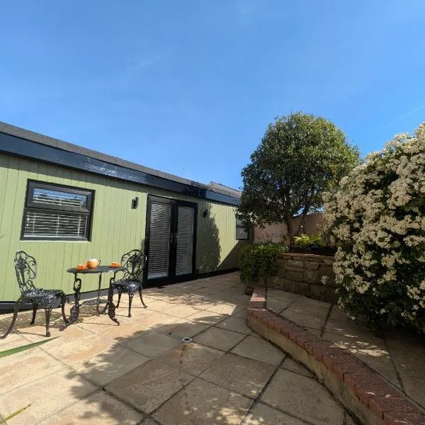 Garden studio near sea, ξενοδοχείο σε Torquay