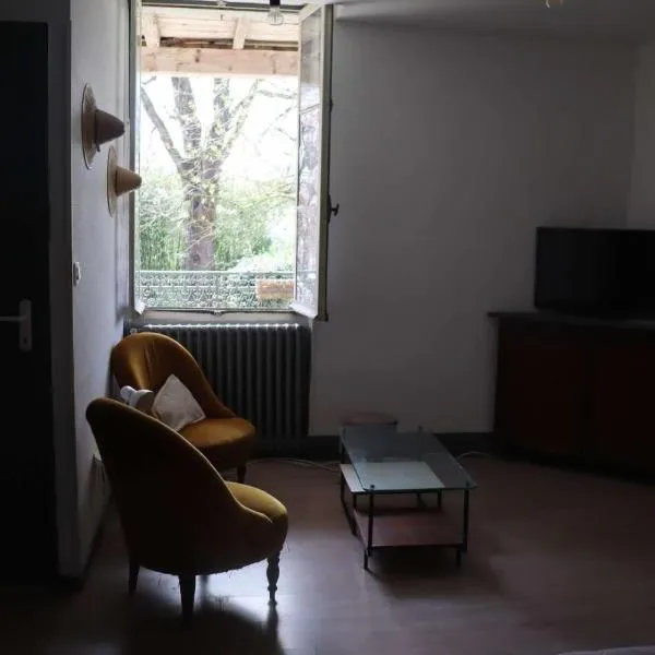 agréables studios avec terrasse sur jardin, hotel in Caussade