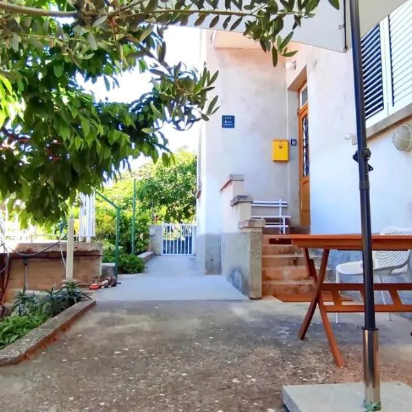 Vega - Spacious Home, Garden, Terrace & Garage, готель у Шибенику