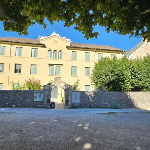 Gîte d'étape et de groupe du Clos Saint Roch, hotel v destinaci Viviers