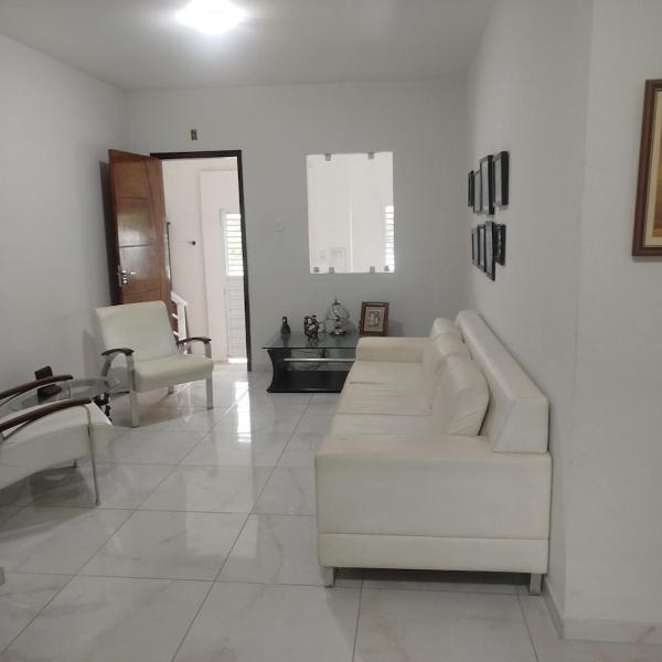 Casa espaçosa e bem localizada