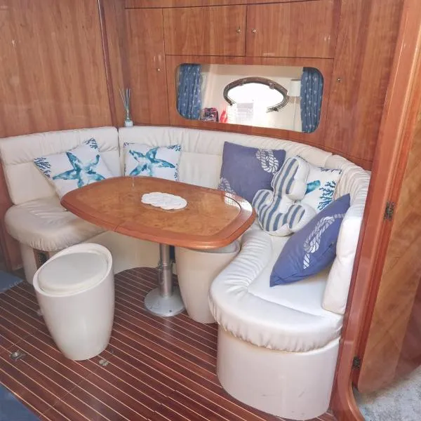 Motoryacht ELENA, ξενοδοχείο σε Eeklo