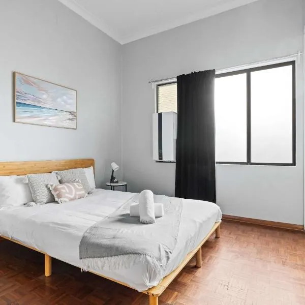 Relaxing Double Room in Belmore - Convenient Stay Near Shops - Shared Bathroom, hotel in Sydney
