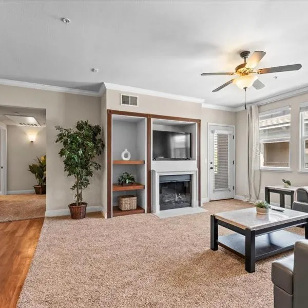 New Luxurious 1BR Apartment Heated Pool Spa & Sauna, hotel u gradu 'Reno'