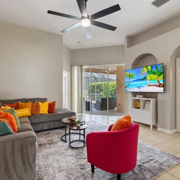 Chic 4BR,Heated Pool,Jacuzzi & Dining Oasis near Disney & Legoland, hotel in Haines City