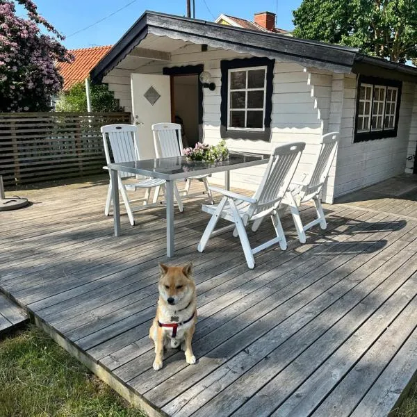 Mysig stuga i lugnt villaområde med eget badrum och kök i huvudbyggnadens källare, hotel in Kalmar