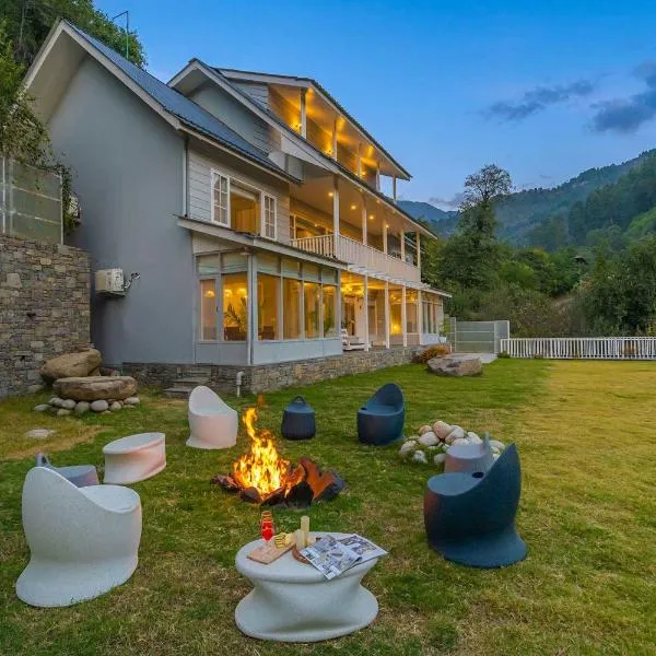 StayVista at Riverside Symphony - Bonfire, BBQ, WiFi, hotel v destinaci Manāli