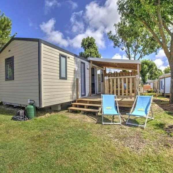 Camping 4 étoiles - Parc aquatique - eeiaeg, hotel en Saint-Jean-de-Monts