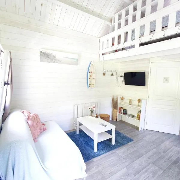 Chalet cosy, plages à pieds. Morbihan. – hotel w mieście Plouhinec