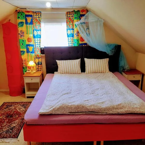 Small bedroom, outside toilet, shower kitchen, 120 m from Sandbach, hotel v destinaci Bräcke