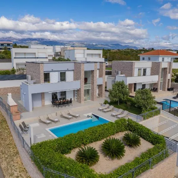 Villas Royal I with Private Pool, hotel v Novalji