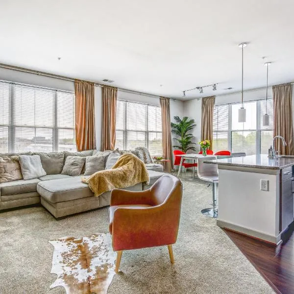 Luxury Downtown Crown Apartment, hotel u gradu Gejtersburg