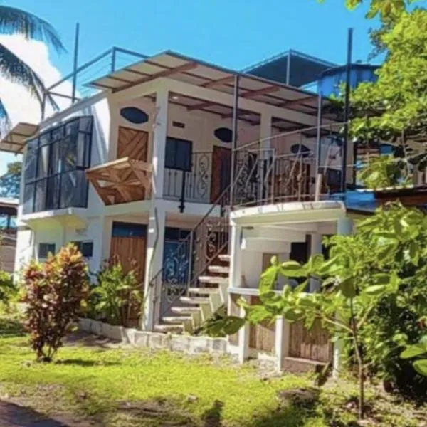 Hotel Pura Natura Beachfront Tortuguero, hotel v destinaci Tortuguero