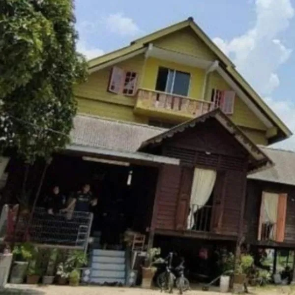 Roomstay "Ghumah Uwan" bilik kayu, готель у місті Batu Kikir