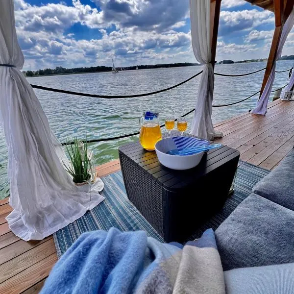 Piękny Dom na wodzie!!! Mazury szlak WJM, Hotel in Ryn