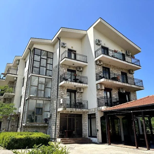 Guesthouse Apartments, hotel in Donji Štoj