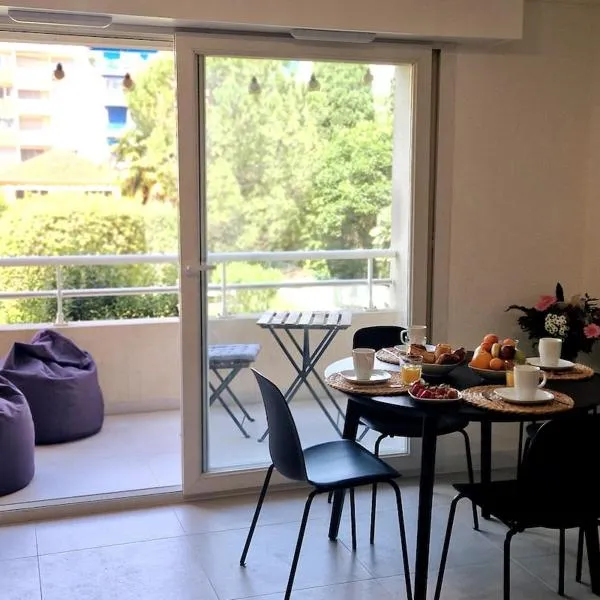 Beautiful 2P 39 m2, AC, balcony, khách sạn ở Antibes