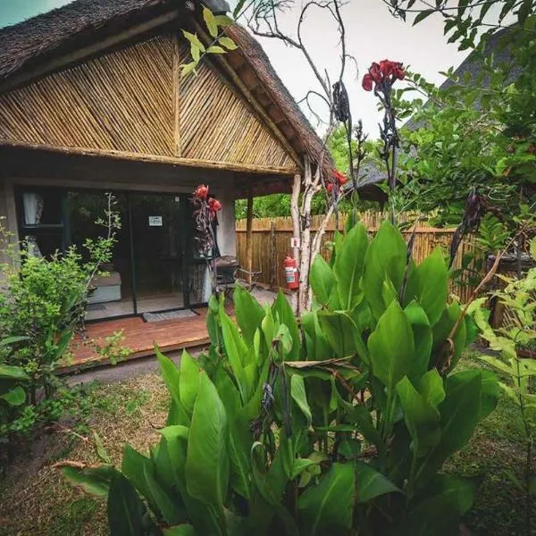 African Excursions Guest lodge, מלון בKhwai