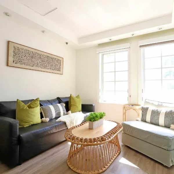 South Beach South of Fifth 1 Bedroom Apartment Steps to Beach Sleeps 5 Pet Friendly, hotel en Miami Beach